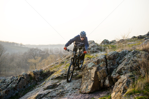Ciclist calarie mountain bike jos frumos traseu Imagine de stoc © maxpro