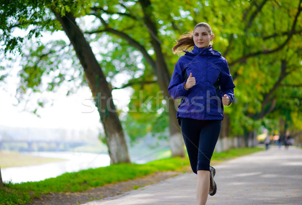 Młodych piękna kobieta uruchomiony jesienią parku aktywny Zdjęcia stock © maxpro