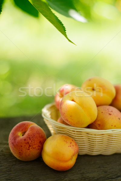 Maduro saboroso cesta velho mesa de madeira verde Foto stock © maxpro