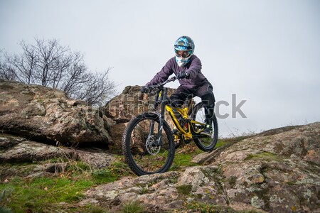 Ciclist odihna mountain bike stâncă apus extremă Imagine de stoc © maxpro