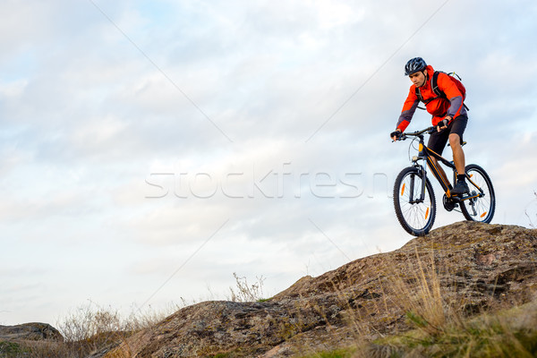 Kerékpáros piros kabát lovaglás bicikli lefelé Stock fotó © maxpro
