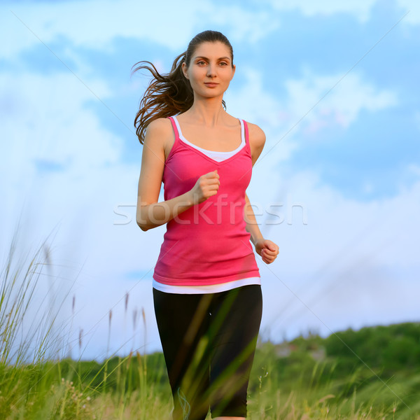 Jovem bela mulher corrida montanha trilha manhã Foto stock © maxpro