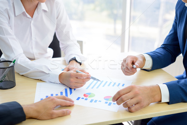 Stockfoto: Zakenlieden · financiële · resultaten · grafieken · rond · tabel