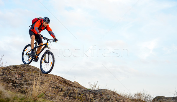 Ciclista rosso giacca equitazione bike giù Foto d'archivio © maxpro