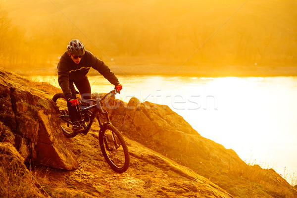 Ciclista equitación bicicleta de montana abajo hermosa camino Foto stock © maxpro