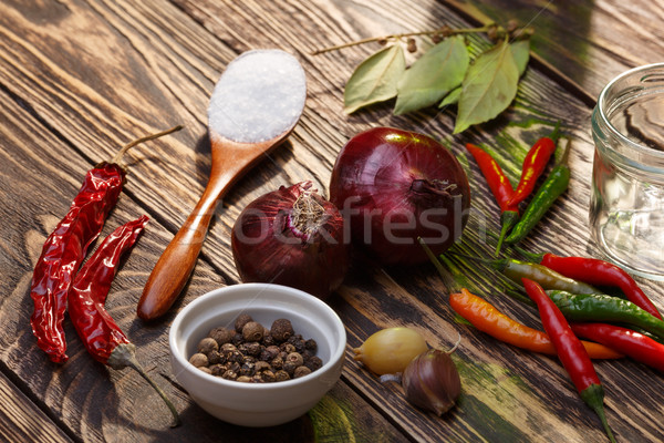 Condimente tabel masa de lemn alimente fierbinte piper Imagine de stoc © maxsol7