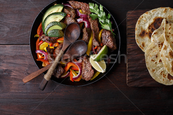 Carne de vacuno fajitas campana pimientos aguacate salsa Foto stock © maxsol7