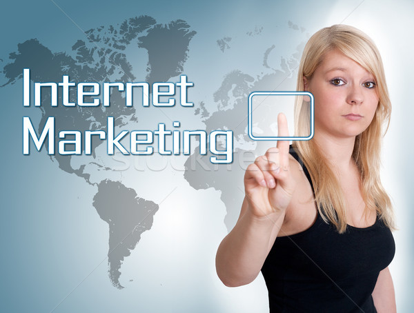 Internet marketing apăsaţi digital buton interfata Imagine de stoc © Mazirama