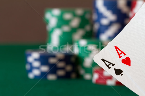 Poker chips tavola sfondo rosso finanziare poker Foto d'archivio © mblach