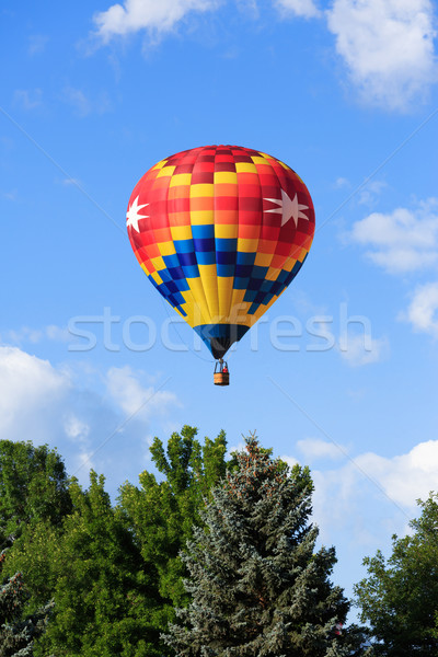 Stockfoto: Luchtballon · kleurrijk · blauwe · hemel · zomer · leuk · kleur