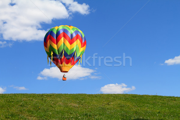 Balon cu aer cald colorat cer peisaj spaţiu albastru Imagine de stoc © mblach