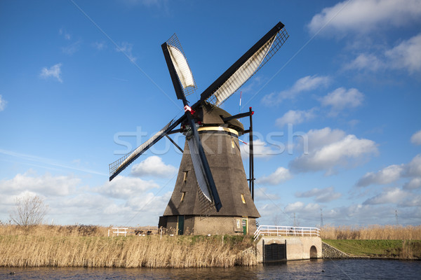 Olandez vânt moară moară de vânt canal Imagine de stoc © mcherevan
