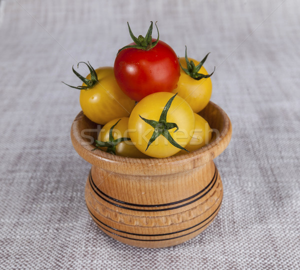 Fresco vermelho amarelo tomates cereja rústico Foto stock © mcherevan