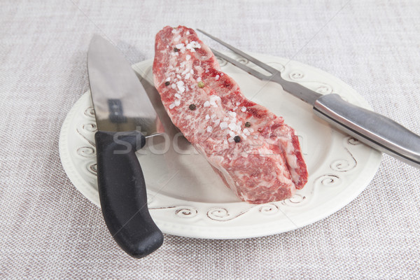 Kawałek świeże wołowiny sól morska czarny pieprz nóż Zdjęcia stock © mcherevan