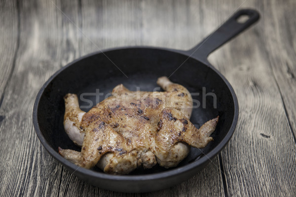Tavuk kızartma demir tava ahşap kuş tablo Stok fotoğraf © mcherevan