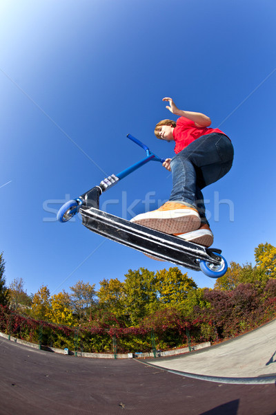 Nino saltar skate parque azul Foto stock © meinzahn