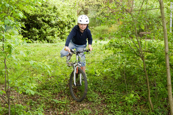 Fiatal srác hegyi kerékpár turné sisak lovaglás víz Stock fotó © meinzahn