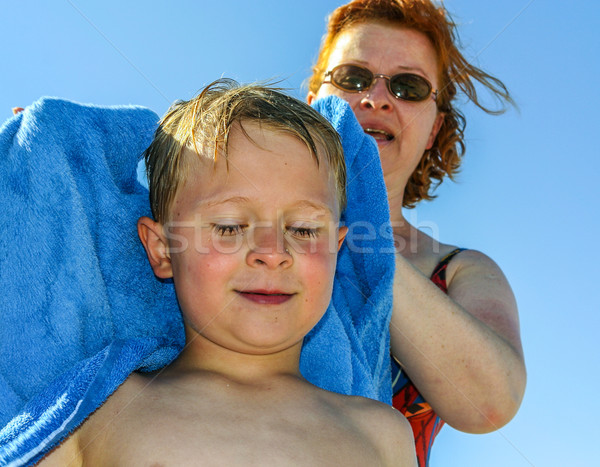 Anya törölközők fiú strand törölköző égbolt víz Stock fotó © meinzahn