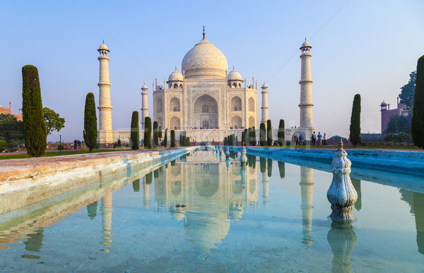 Taj Mahal răsărit lumina India cer apă Imagine de stoc © meinzahn