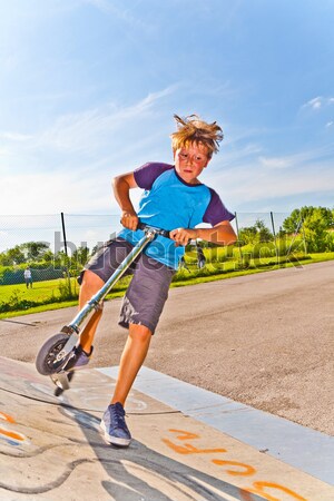 Nino saltar skate parque azul Foto stock © meinzahn