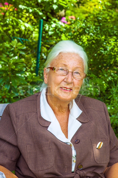 Senior Frau Sitzung Baum Gesicht glücklich Stock foto © meinzahn