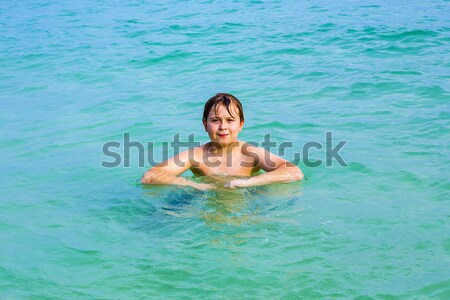Jungen braune Haare spielen schönen Meer Stock foto © meinzahn