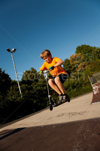 Fiú moped korcsolya park ugrik gerincoszlop Stock fotó © meinzahn