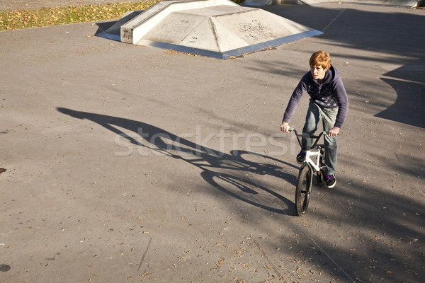 Piros fiú bicikli korcsolya park ugrik Stock fotó © meinzahn