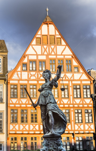 Doamnă justiţie sculptură pătrat Frankfurt statuie Imagine de stoc © meinzahn