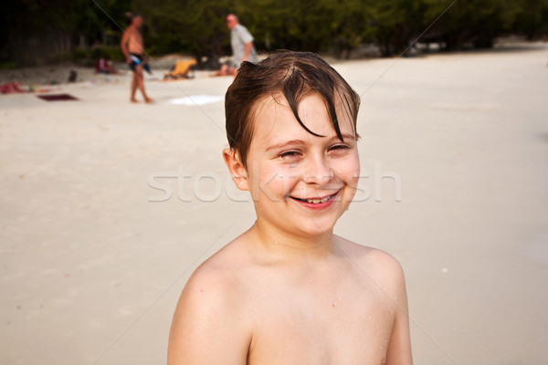 Tineri maro umed păr zâmbitor Imagine de stoc © meinzahn
