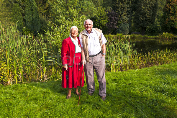 Starszych para stałego strony ogród szczęśliwy Zdjęcia stock © meinzahn