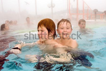 Junge Schwimmen Freien Pool Schneeball Stock foto © meinzahn