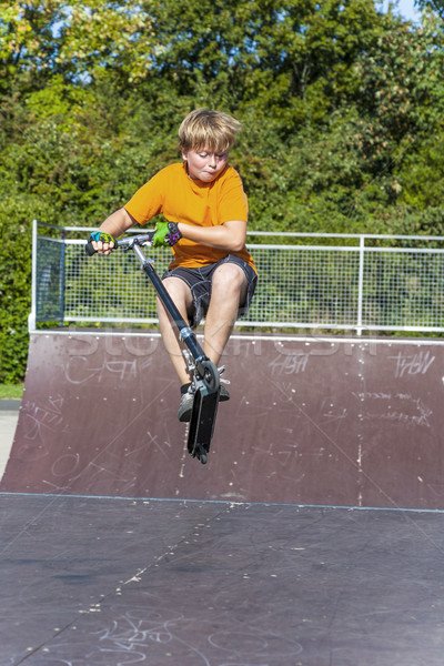 乐趣    骑术    滑冰 / boy has fun riding his push scooter at