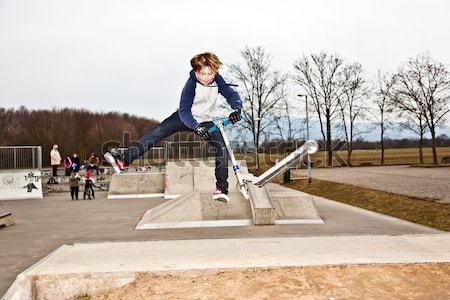 ストックフォト: 少年 · スクーター · スケート · 公園 · 手 · スポーツ