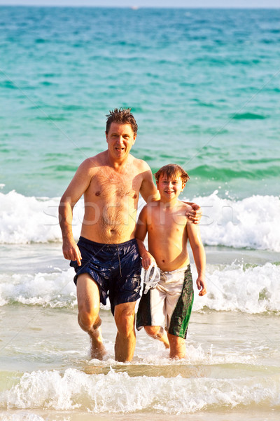Apa fia gyönyörű homokos tengerpart víz család szeretet Stock fotó © meinzahn