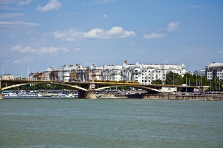 Puente Budapest danubio río agua edificio Foto stock © meinzahn