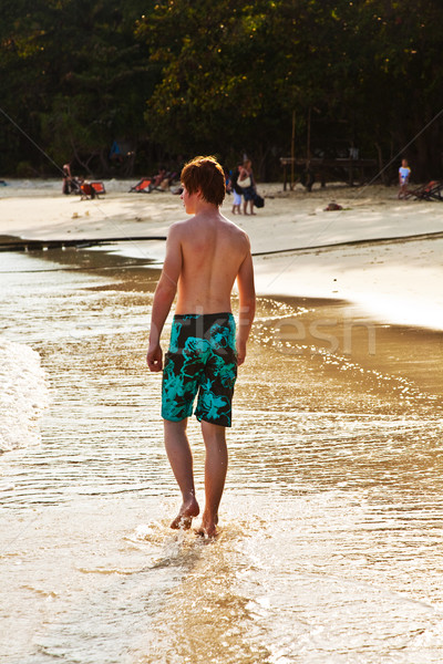 Młody chłopak spaceru piękna plaży podświetlenie uśmiech Zdjęcia stock © meinzahn