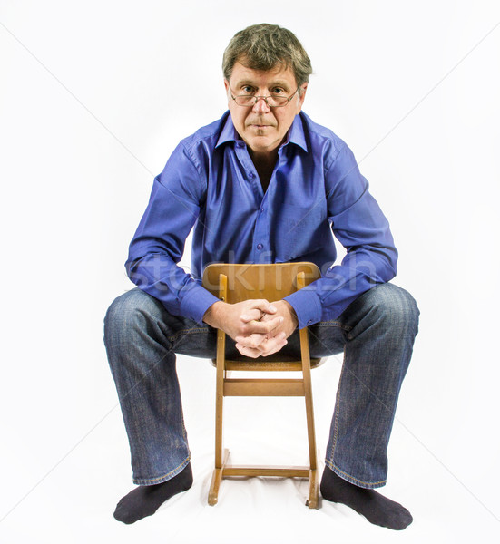 Foto stock: Hombre · pequeño · silla · de · madera · hombre · guapo · silla · retrato