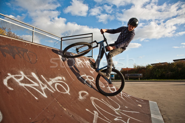 Stock fotó: Fiatal · srác · fiú · motorozás · bicikli · park · égbolt