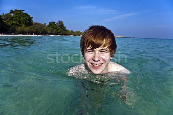 Czerwony chłopca krystalicznie wody morza rodziny Zdjęcia stock © meinzahn