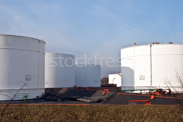 Biały zbiornika gospodarstwa Błękitne niebo budowy tle Zdjęcia stock © meinzahn