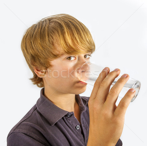 Chłopca woda pitna na zewnątrz szkła twarz kawy Zdjęcia stock © meinzahn
