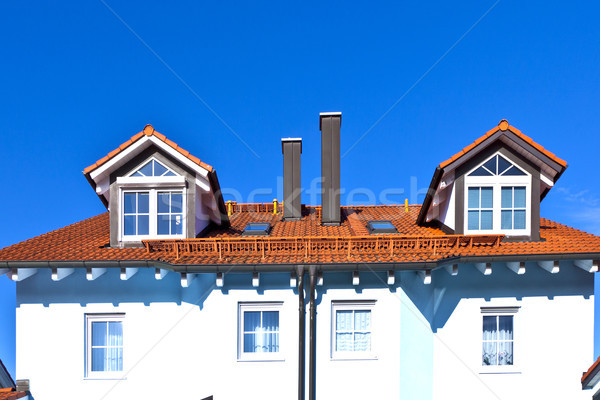 Casa familiei suburban Blue Sky cer casă Imagine de stoc © meinzahn