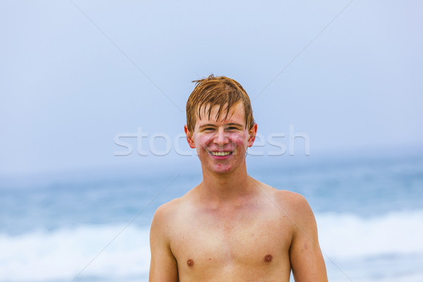 Fiatal srác tengerpart vonzó égbolt mosoly boldog Stock fotó © meinzahn
