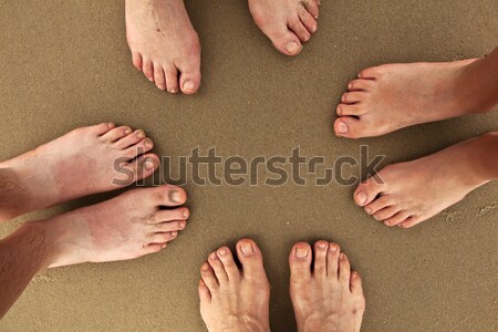 Familie Strand Fuß stehen zusammen Kinder Stock foto © meinzahn