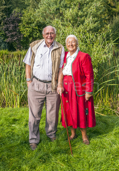 Starszych para stałego strony ogród posiedzenia Zdjęcia stock © meinzahn