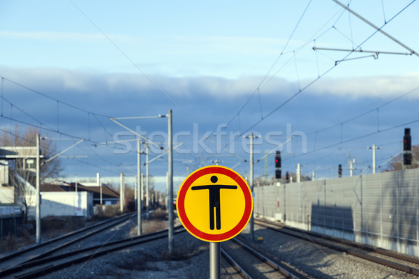 Signo estación de ferrocarril cielo azul puente tren Foto stock © meinzahn