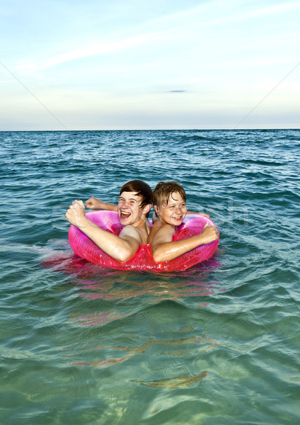 [[stock_photo]]: Frères · nager · anneau · amusement · océan · deux