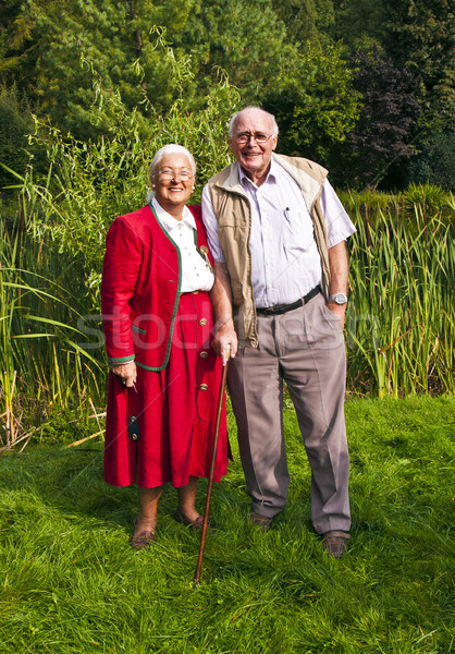 Starszych para stałego strony ogród posiedzenia Zdjęcia stock © meinzahn