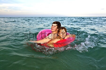 Kardeşler yüzmek halka eğlence okyanus iki Stok fotoğraf © meinzahn